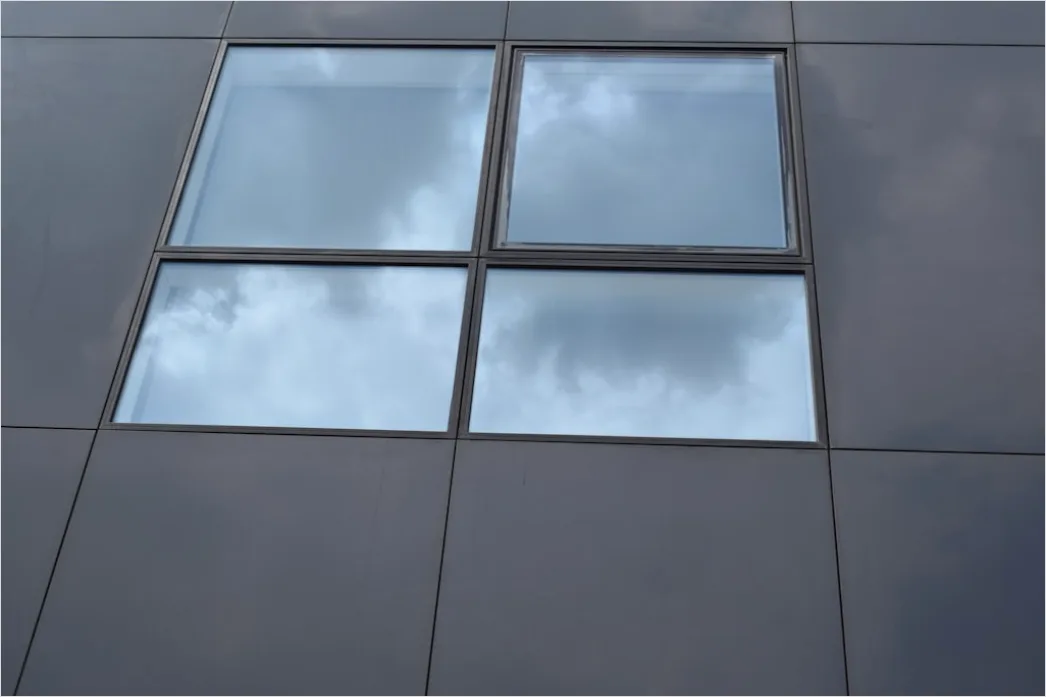 Detail Hochhausfront Spiegelnde Fenster Wolkenhimmel Number 11