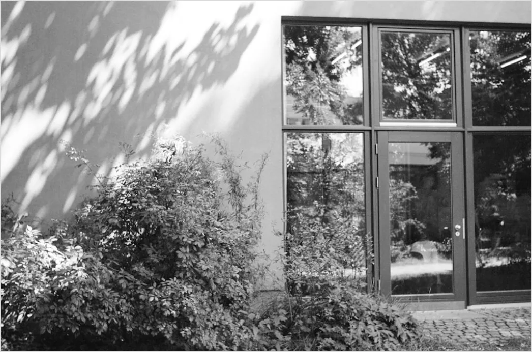 Detail Hochhausfront Spiegelnde Fenster Wolkenhimmel Number 12