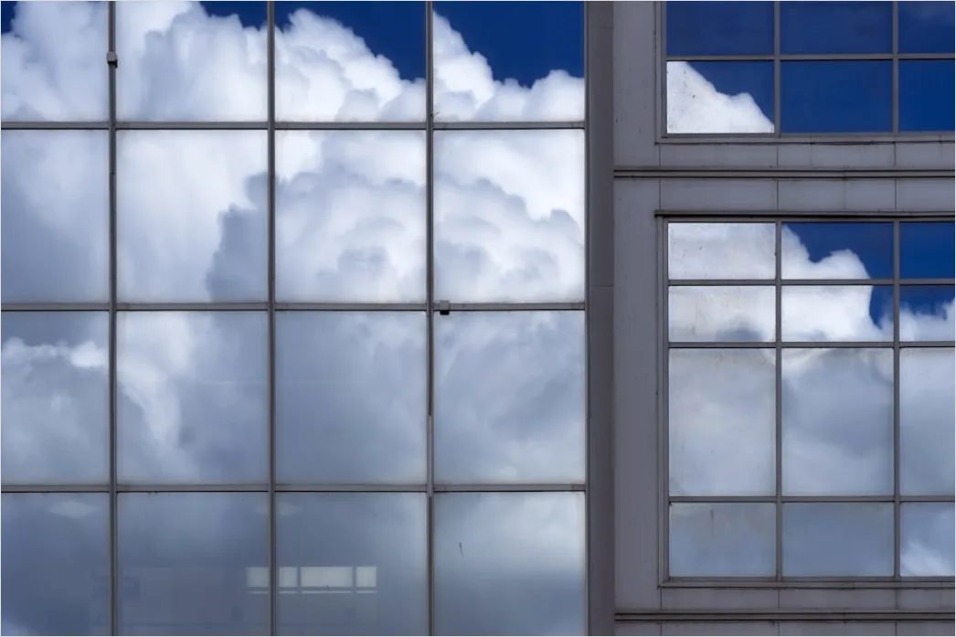 Detail Hochhausfront Spiegelnde Fenster Wolkenhimmel Number 13