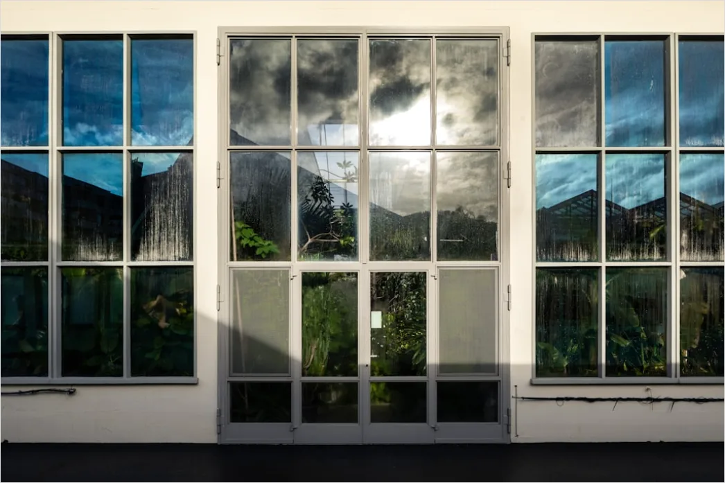 Detail Hochhausfront Spiegelnde Fenster Wolkenhimmel Number 14
