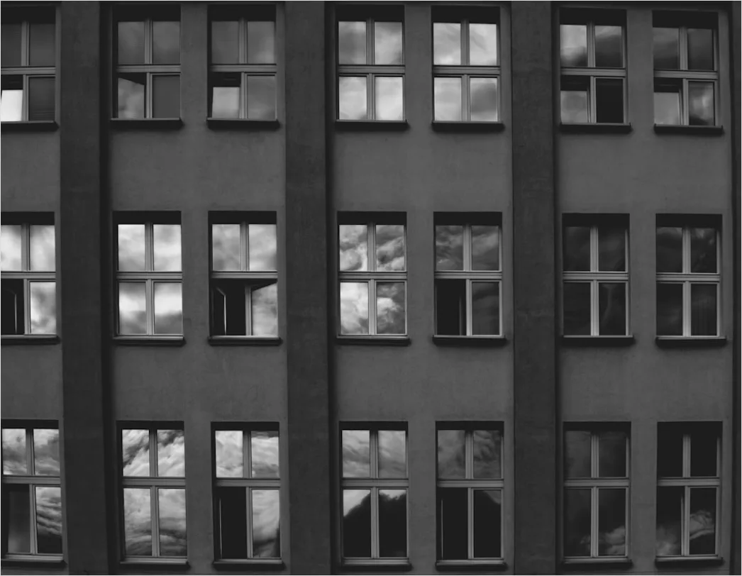 Detail Hochhausfront Spiegelnde Fenster Wolkenhimmel Number 15