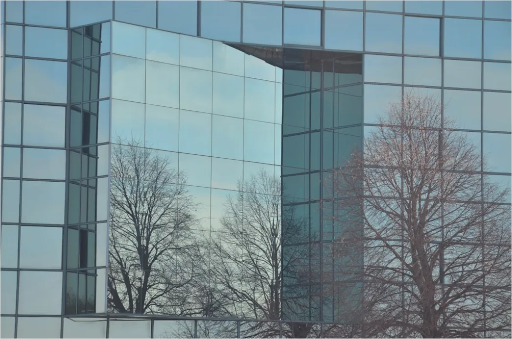 Detail Hochhausfront Spiegelnde Fenster Wolkenhimmel Number 16
