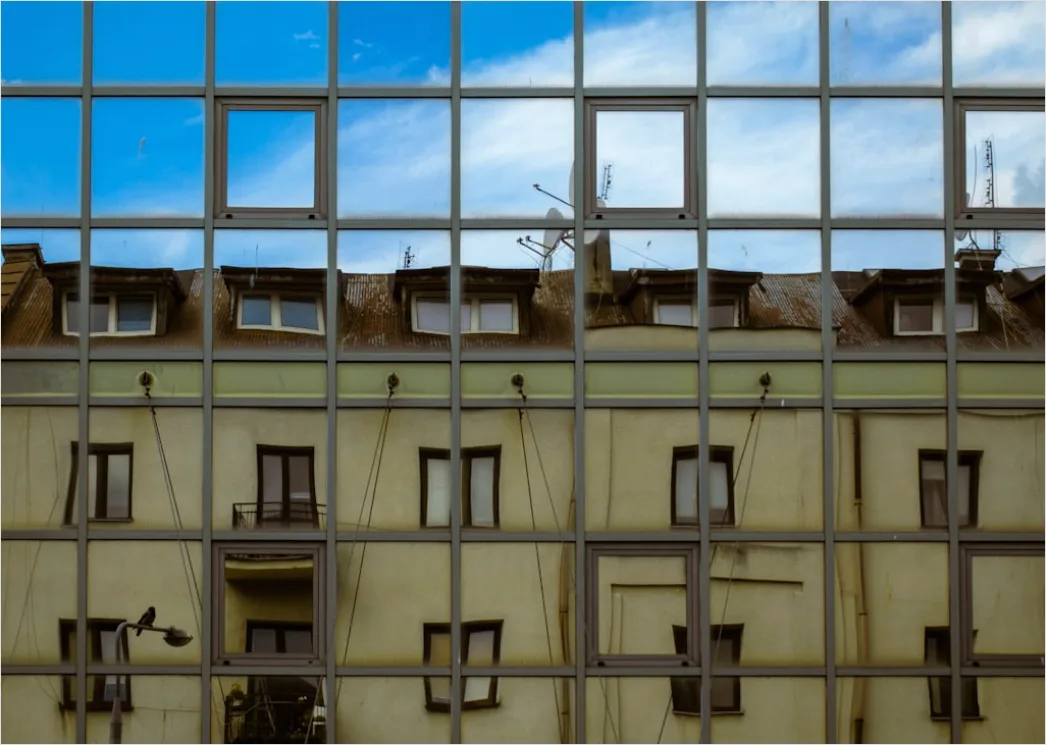 Detail Hochhausfront Spiegelnde Fenster Wolkenhimmel Number 17