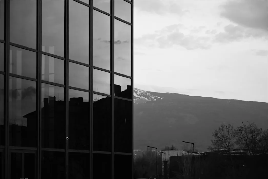 Detail Hochhausfront Spiegelnde Fenster Wolkenhimmel Number 18