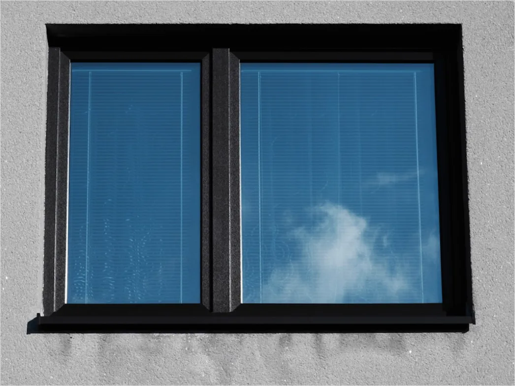 Detail Hochhausfront Spiegelnde Fenster Wolkenhimmel Number 19