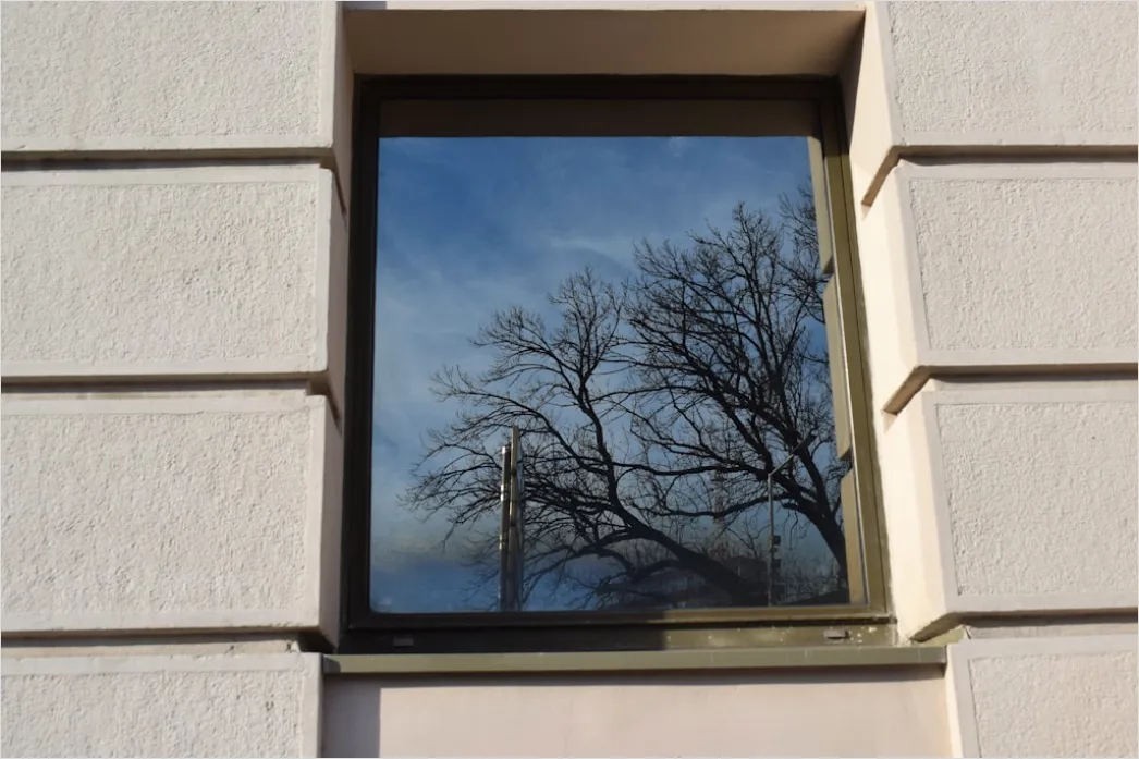 Detail Hochhausfront Spiegelnde Fenster Wolkenhimmel Number 3