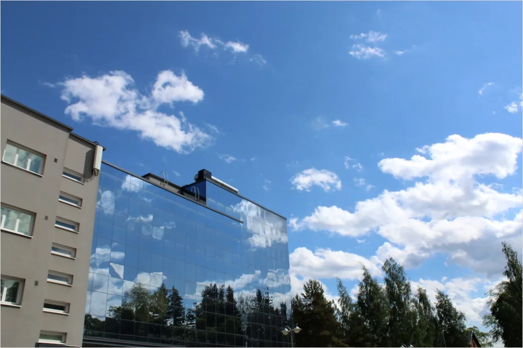 Detail Hochhausfront Spiegelnde Fenster Wolkenhimmel Number 4