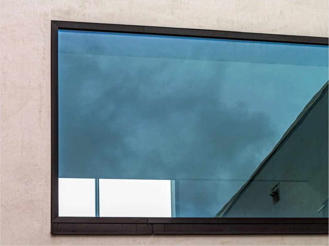 Detail Hochhausfront Spiegelnde Fenster Wolkenhimmel Number 5