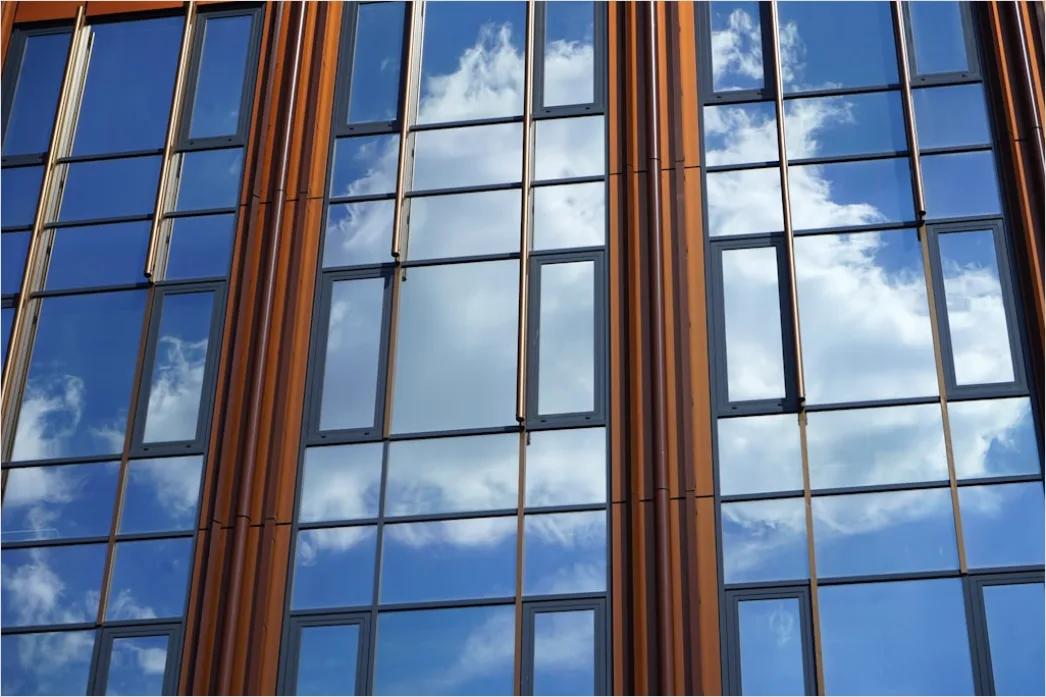 Detail Hochhausfront Spiegelnde Fenster Wolkenhimmel Number 6