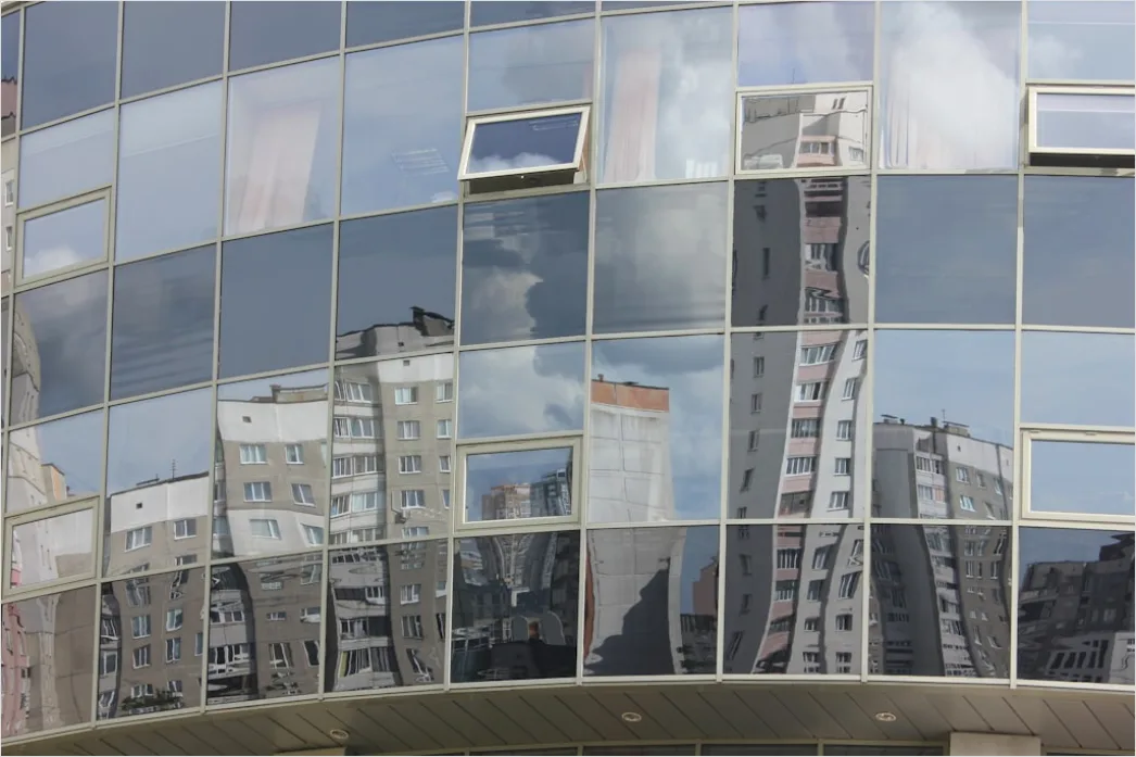 Detail Hochhausfront Spiegelnde Fenster Wolkenhimmel Number 7