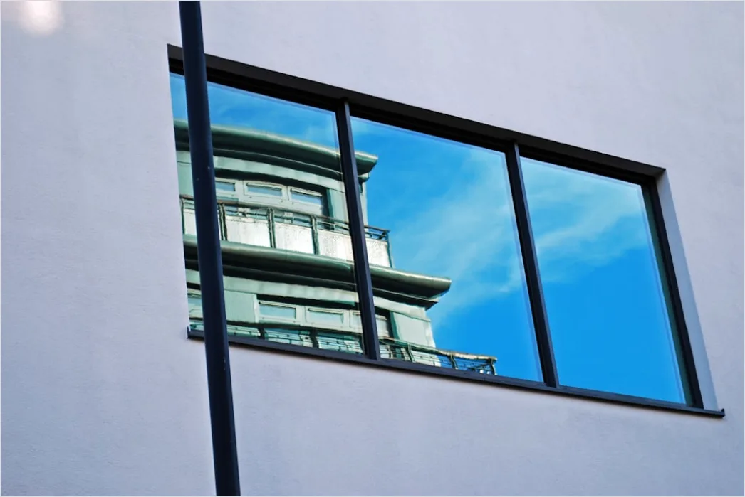 Detail Hochhausfront Spiegelnde Fenster Wolkenhimmel Number 8