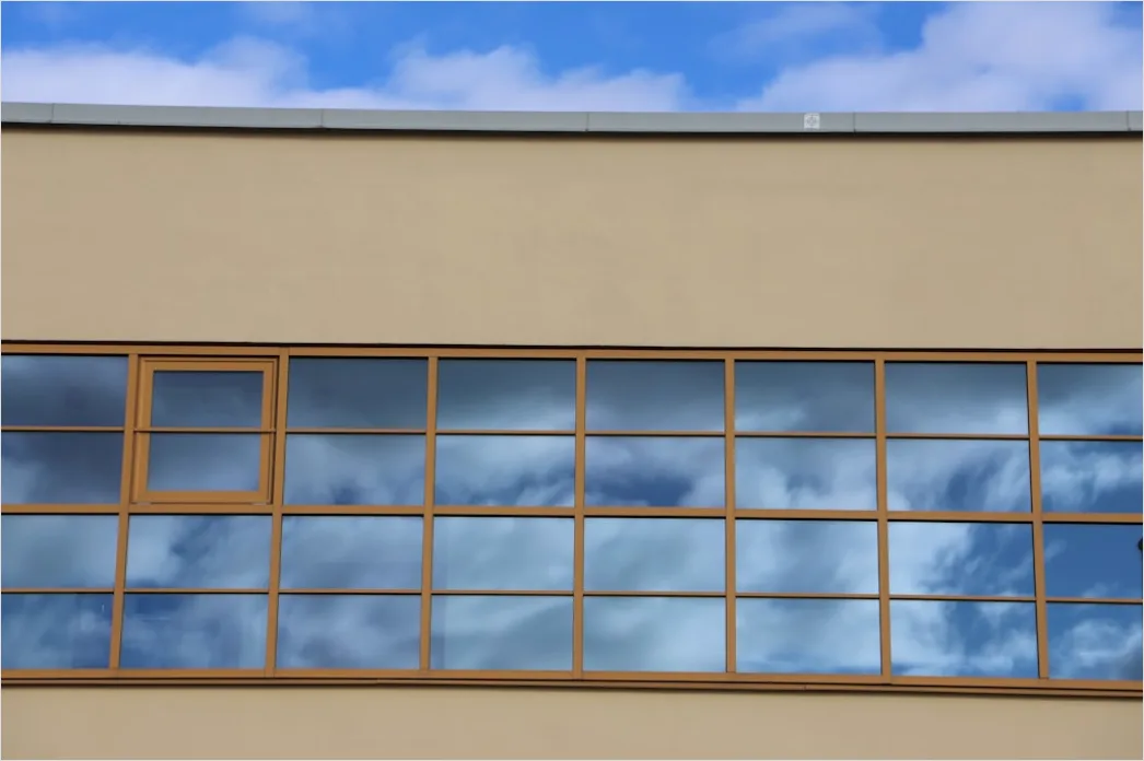 Detail Hochhausfront Spiegelnde Fenster Wolkenhimmel Number 9