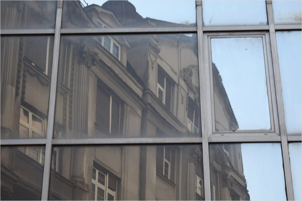 Detail Hochhausfront Spiegelnde Fenster Wolkenhimmel Number 10