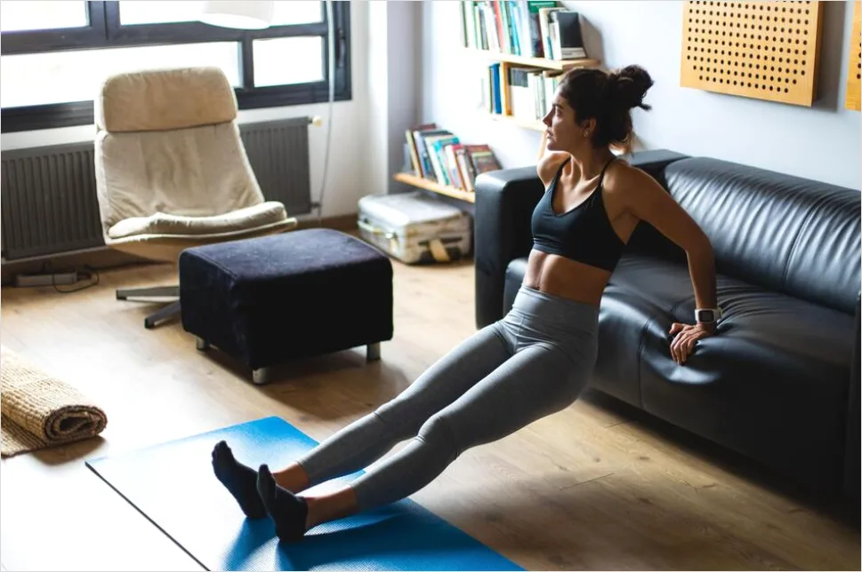 Home Workout Im Wohnzimmer Foto Ohne Geraete 1ae3