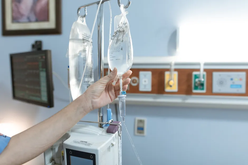 Detail Infusionsständer Mit Infusion Am Krankenbett Number 10