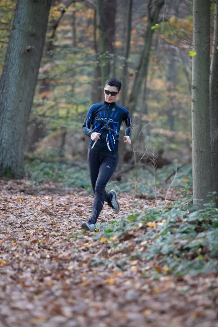 Detail Joggen Im Wald Trailrunning Foto Action Number 15