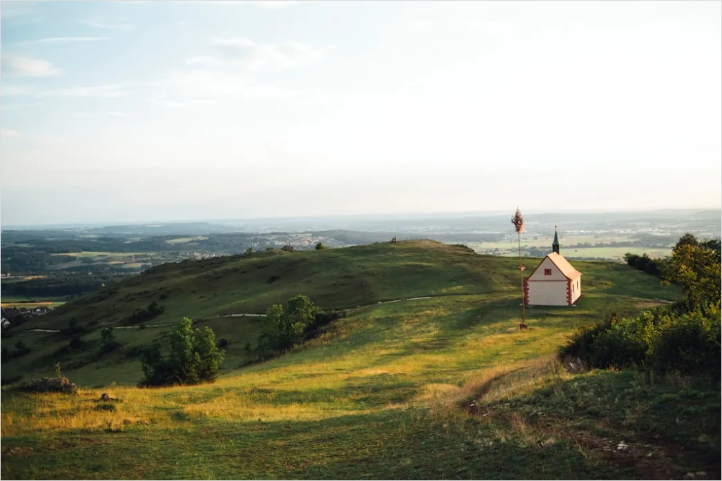Kapelle Auf Huegel Landschaft Ruhig 45e8