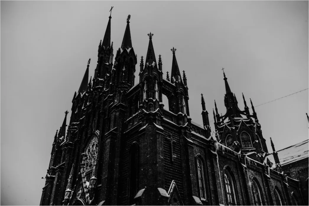 Kathedrale Aussenansicht Gotik Spitzen Dramatisch 12b9