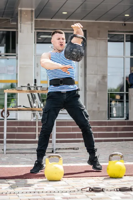 Detail Kettlebell Swing Foto Bewegung Number 3