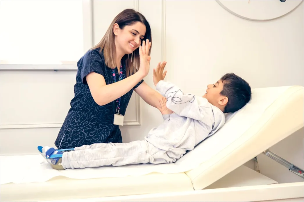 Kind Beim Kinderarzt Untersuchung Freundlich A648