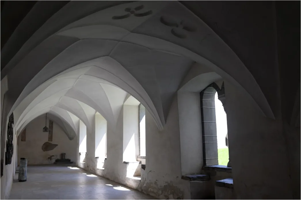 Kloster Kreuzgang Arkaden Perspektive Ruhig 3609