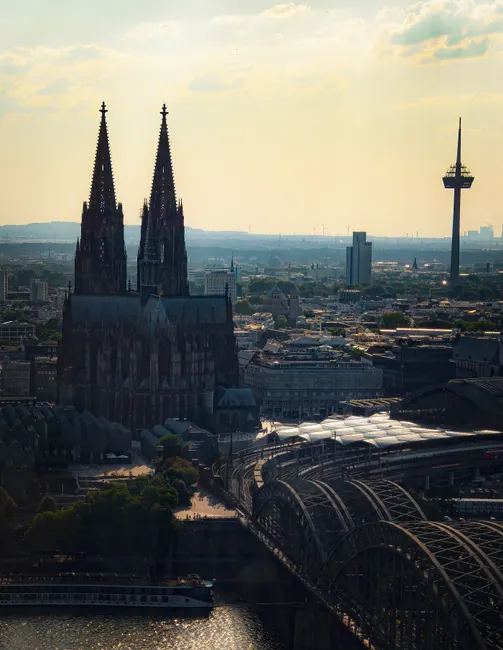 Detail Kölner Dom Außenansicht Dramatischer Himmel Number 7