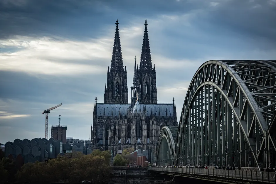 Detail Kölner Dom Außenansicht Dramatischer Himmel Number 9