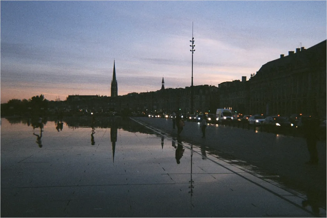 Detail Kopfsteinpflaster Straße Regen Spiegelung Abends Number 2