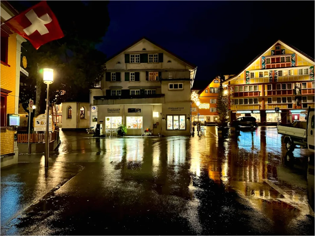 Detail Kopfsteinpflaster Straße Regen Spiegelung Abends Number 11