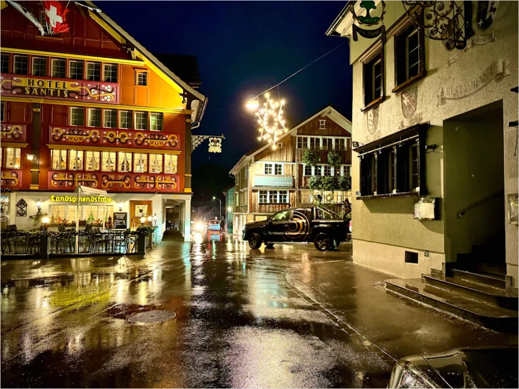 Detail Kopfsteinpflaster Straße Regen Spiegelung Abends Number 13