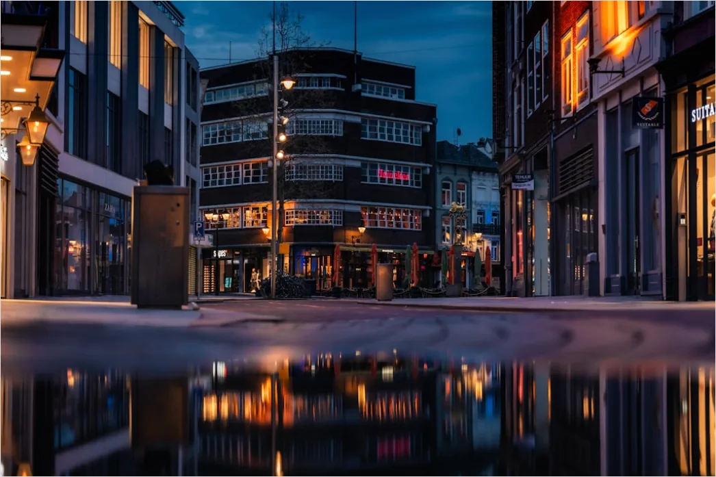 Detail Kopfsteinpflaster Straße Regen Spiegelung Abends Number 20