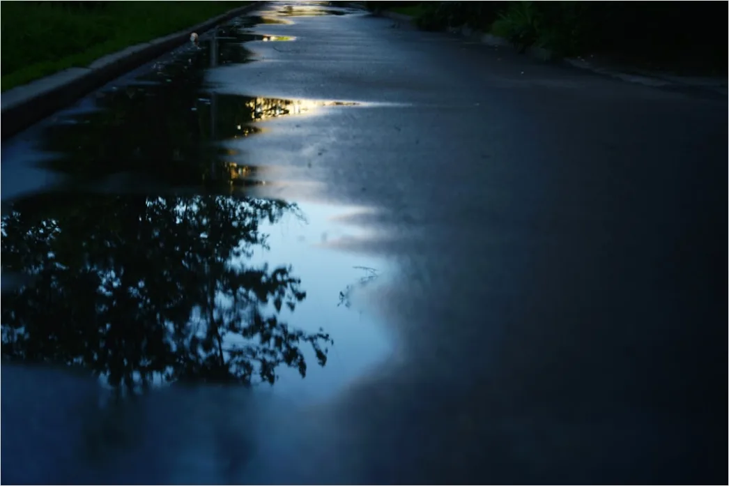Detail Kopfsteinpflaster Straße Regen Spiegelung Abends Number 3