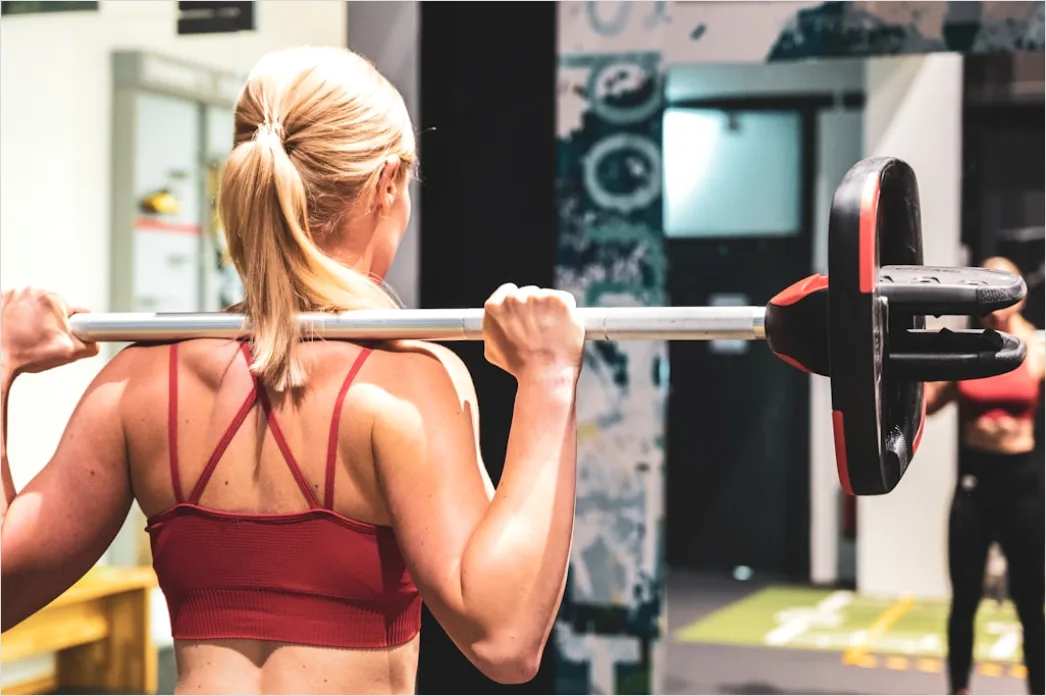 Krafttraining Im Fitnessstudio Foto Mit Hanteln 0ec0