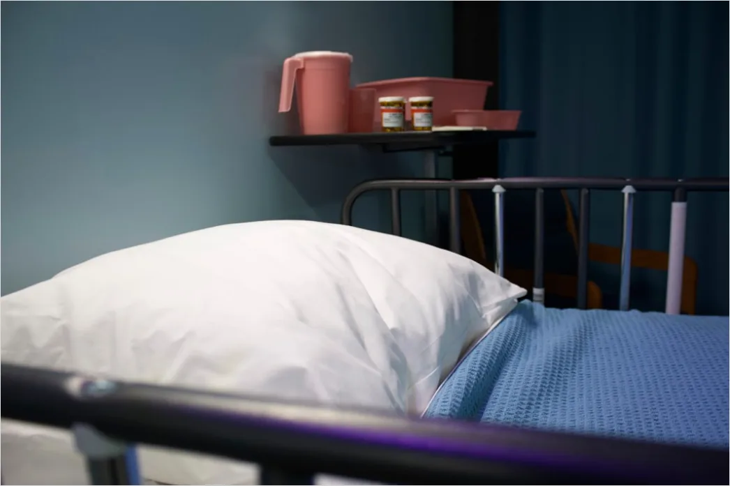 Krankenbett Mit Decke Und Kissen Detail 64df