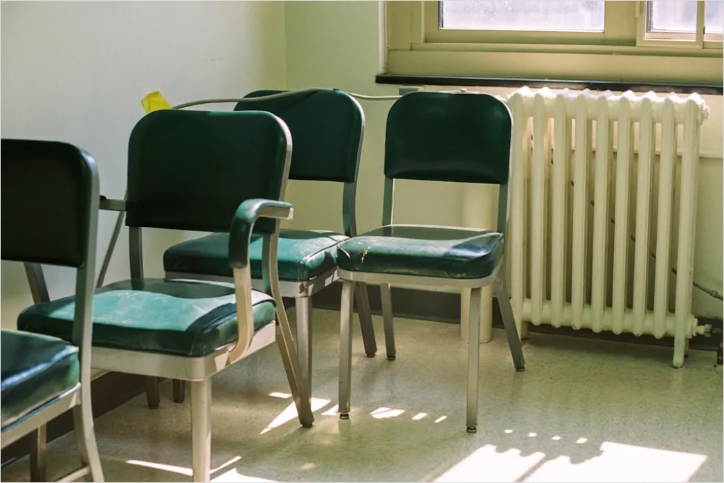 Detail Krankenhaus Wartebereich Stühle Leer Sauber Number 3