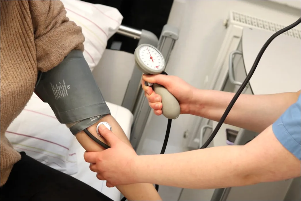 Detail Krankenschwester Misst Puls Am Patientenbett Number 2