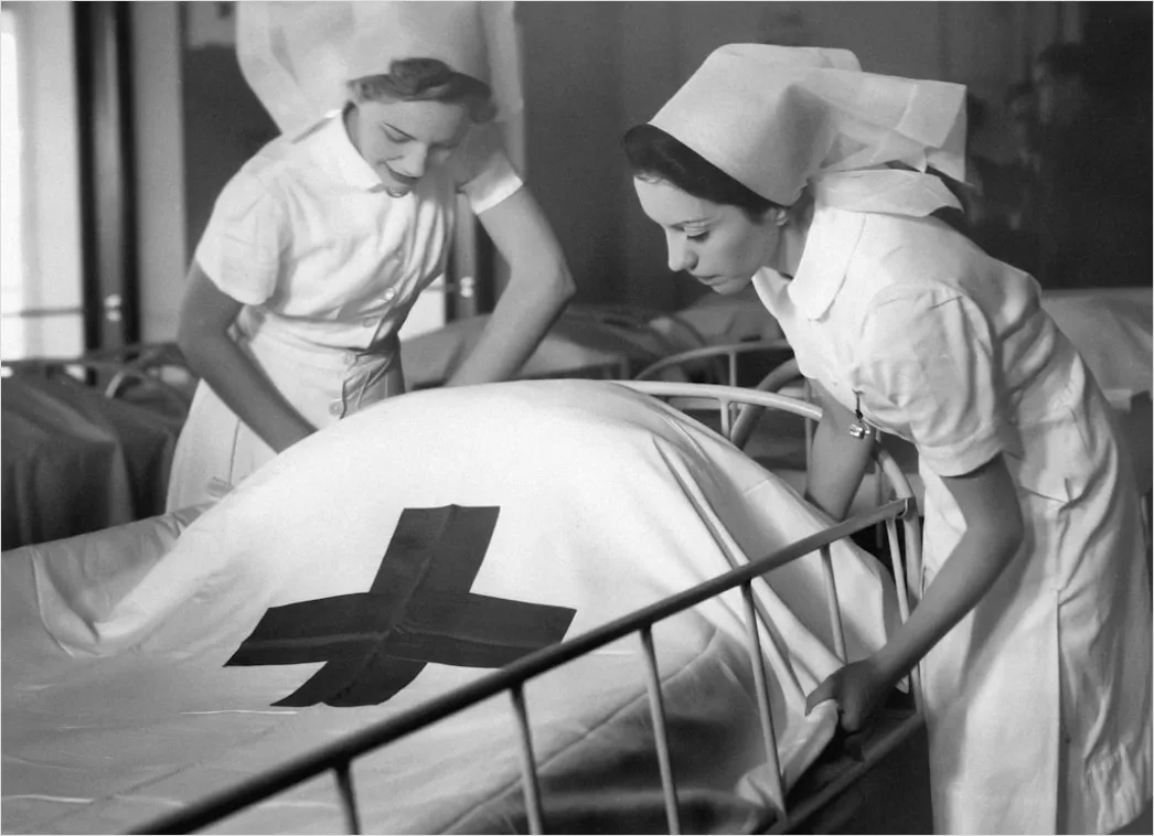 Detail Krankenschwester Misst Puls Am Patientenbett Number 12