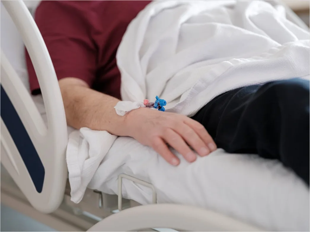 Detail Krankenschwester Misst Puls Am Patientenbett Number 16