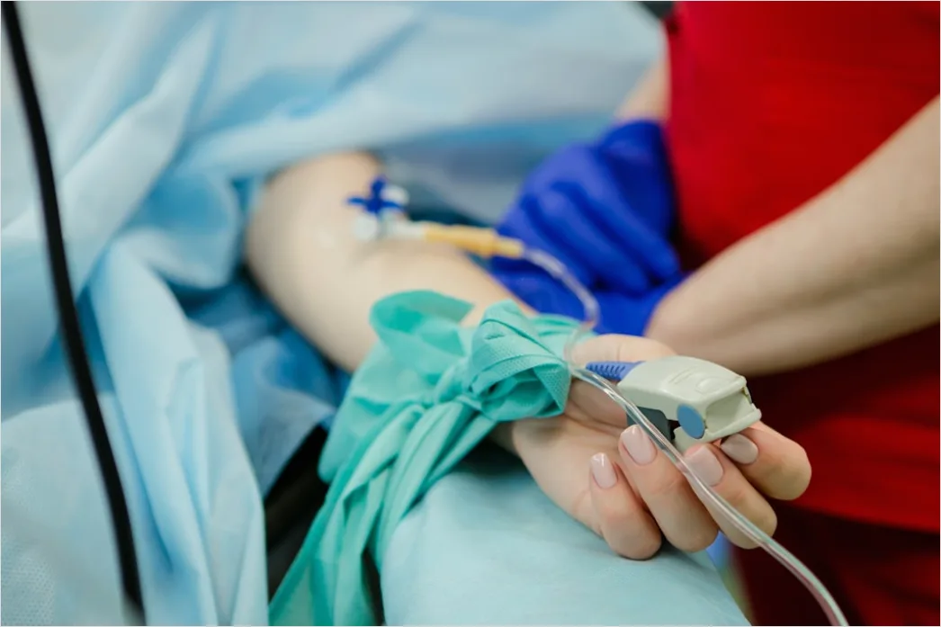 Detail Krankenschwester Misst Puls Am Patientenbett Number 3