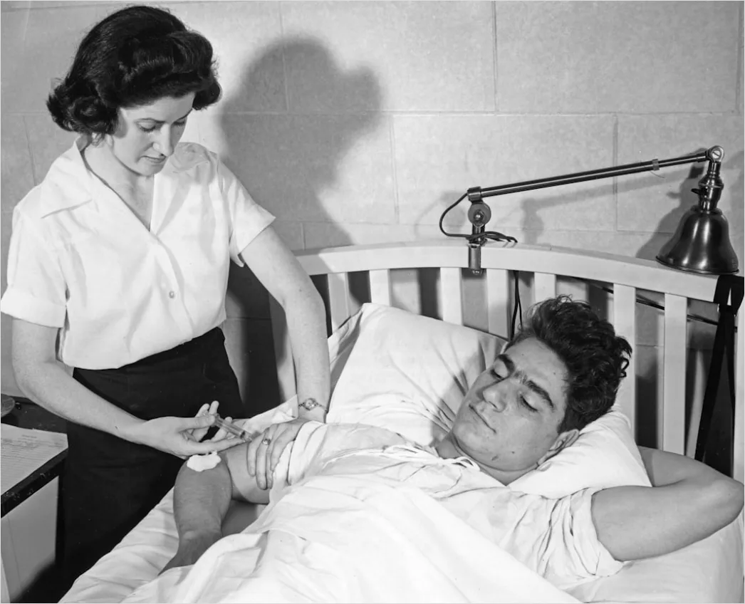 Detail Krankenschwester Misst Puls Am Patientenbett Number 5