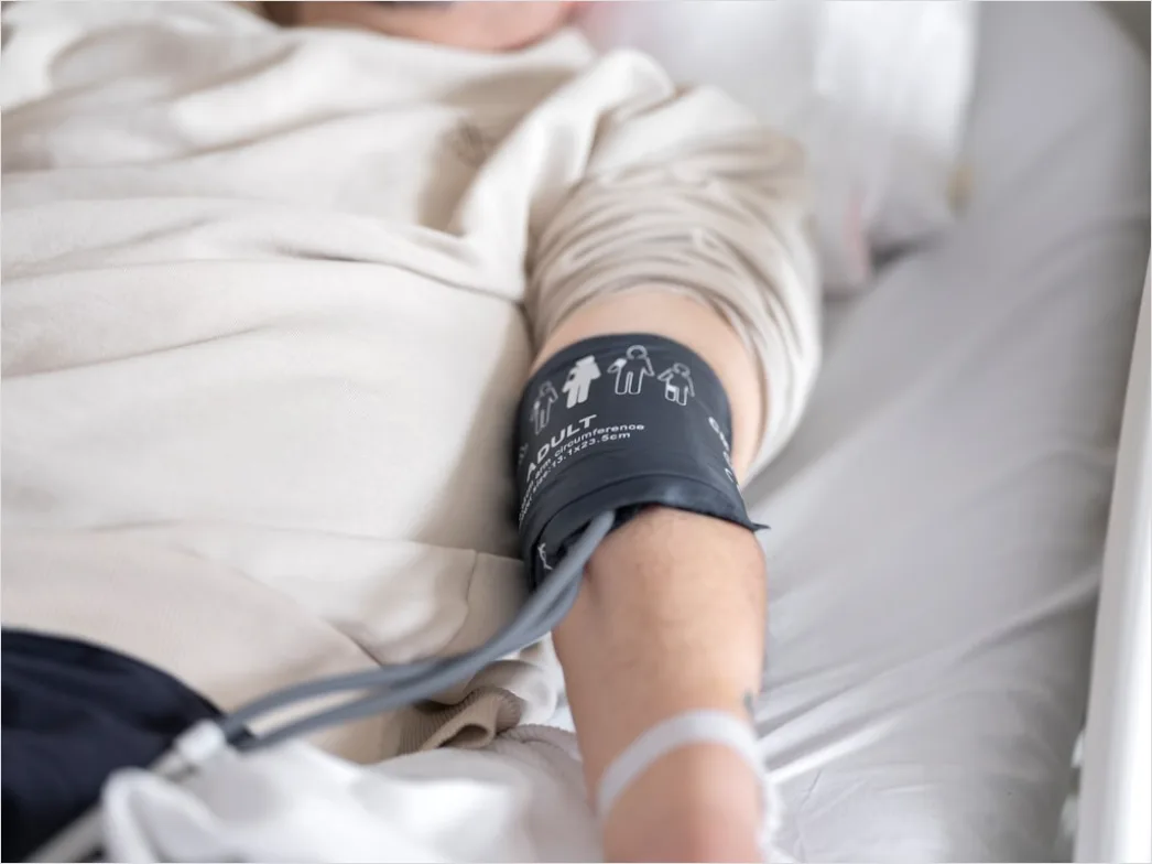 Detail Krankenschwester Misst Puls Am Patientenbett Number 6