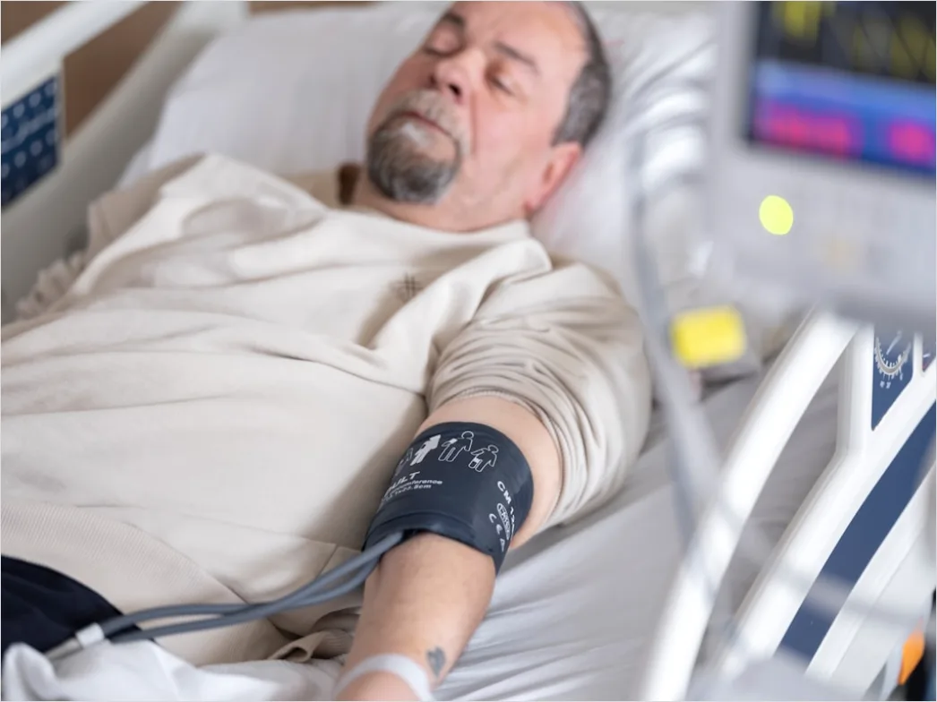 Detail Krankenschwester Misst Puls Am Patientenbett Number 7