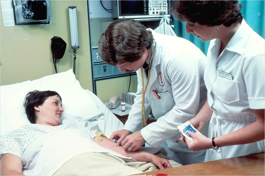 Detail Krankenschwester Misst Puls Am Patientenbett Number 8