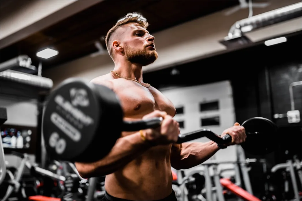 Kurzhantel Schulterdruecken Im Gym Foto A8d0