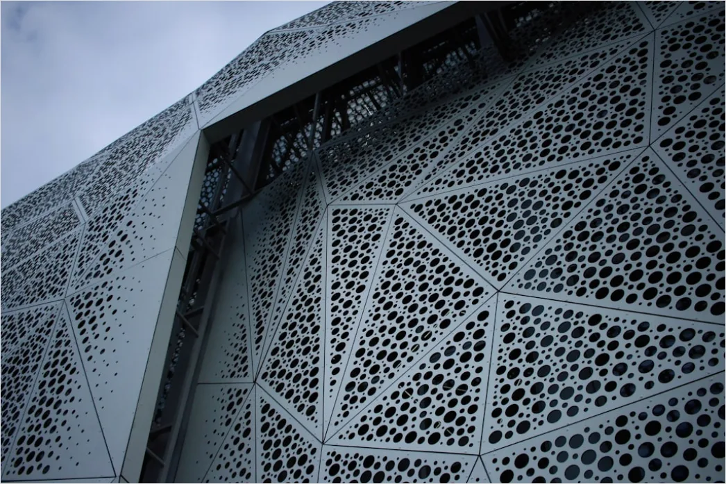 Detail Metallfassade Perforiert Muster Modern Architektur Number 2