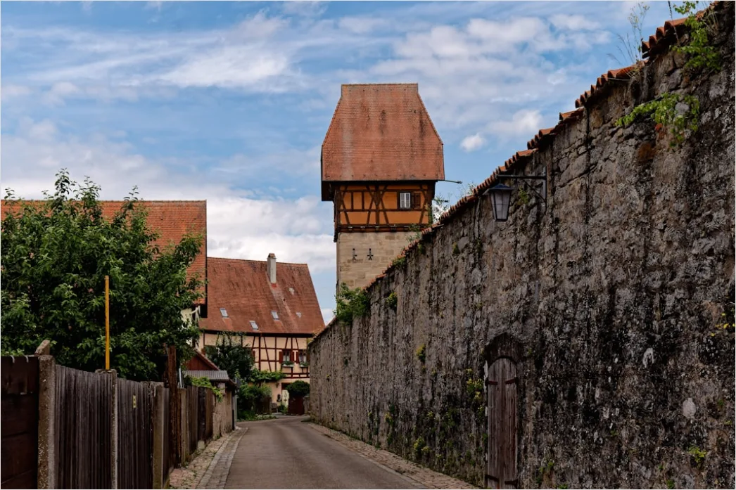 Mittelalterliche Stadtmauer Mit Torbogen Perspektive 9f4f
