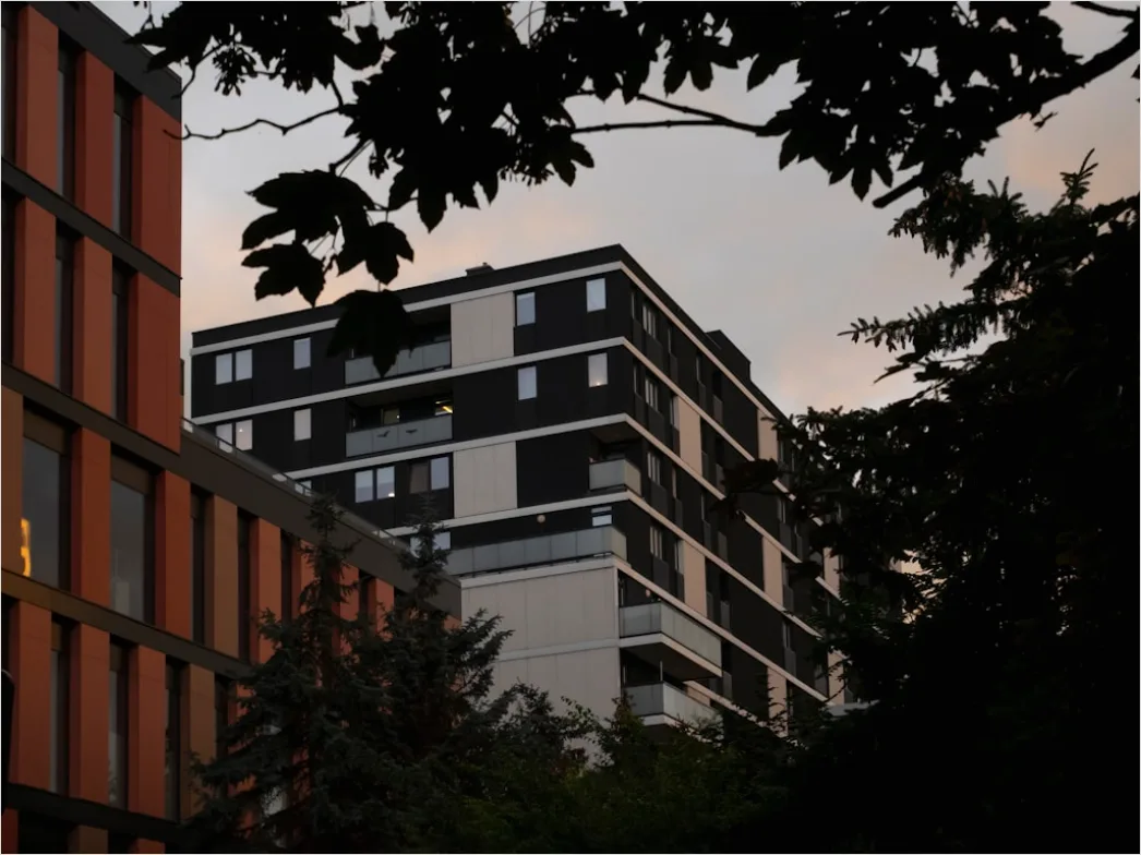 Detail Moderne Wohnanlage Außenansicht Abendlicht Warm Number 2