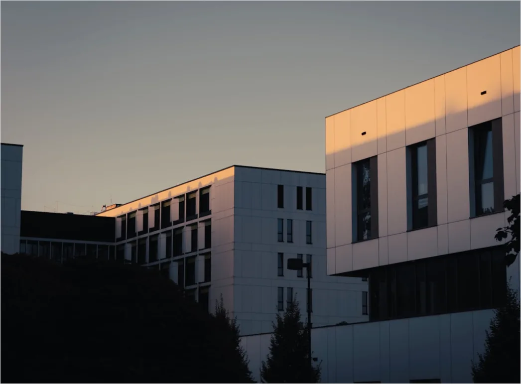 Detail Moderne Wohnanlage Außenansicht Abendlicht Warm Number 8