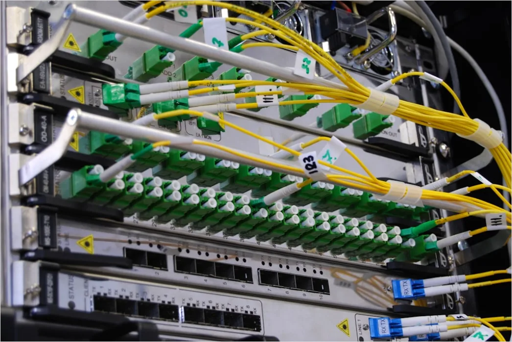 Detail Netzwerk Switch Kabel Patchpanel Nahaufnahme Foto Number 2