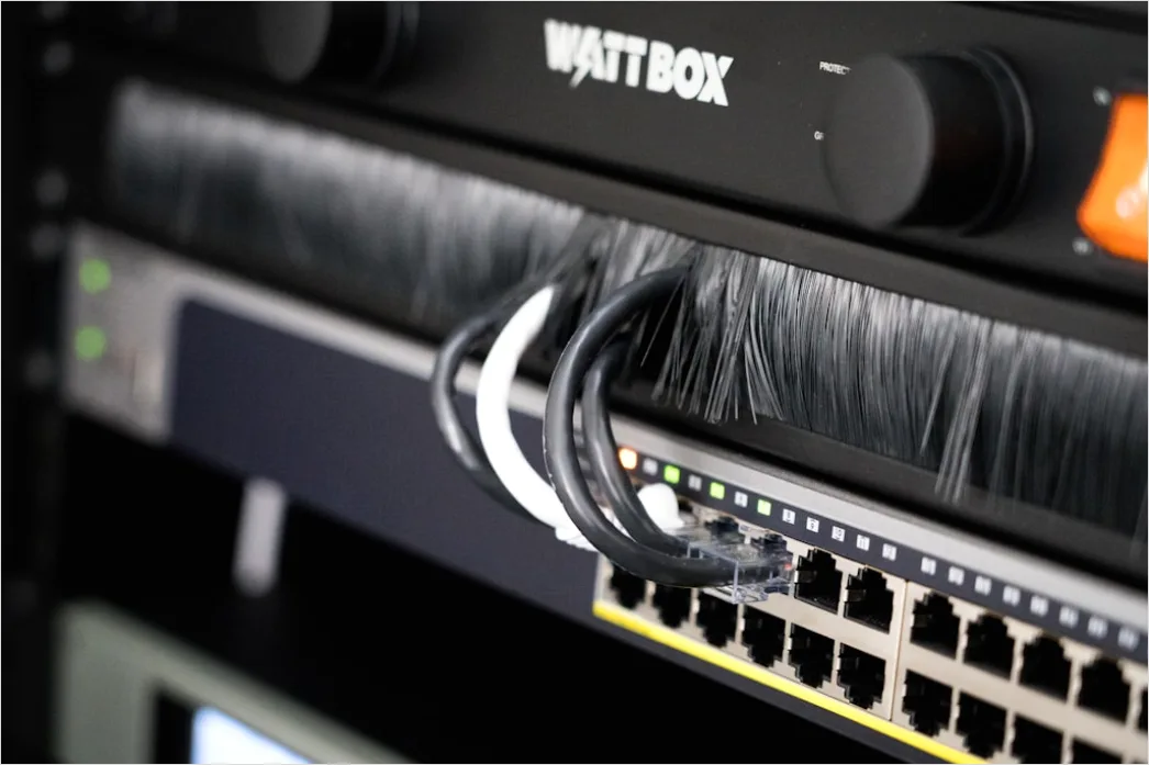 Detail Netzwerk Switch Kabel Patchpanel Nahaufnahme Foto Number 9